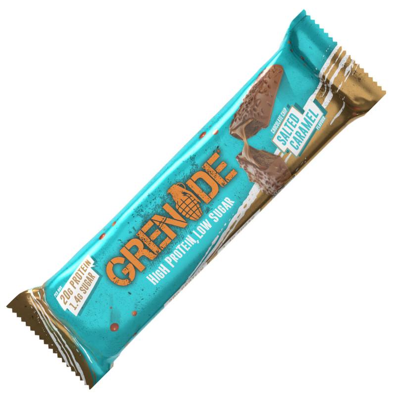 Ein Grenade Proteinriegel in der Geschmacksrichtung Chocolate Chip Salted Caramel, umhüllt von Milchschokolade und verziert mit Schokotropfen auf einer weißen Unterlage.