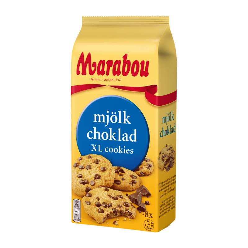 Marabou XL Cookies Milchschokolade in der Verpackung, umgeben von knusprigen Cookies mit Vollmilchschokolade-Splittern, Mörk choklad und Daim-Splittern, perfekt für den schwedischen Cookie-Genuss.