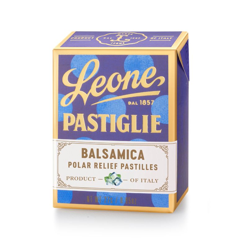 Eine handliche 27g-Packung Leone Pastillen Menthol, kunstvoll gestaltet mit einem nostalgischen Design. Die Verpackung zeigt frische Pfefferminzblätter und verspricht den erfrischenden Geschmack der glutenfreien Pastillen.