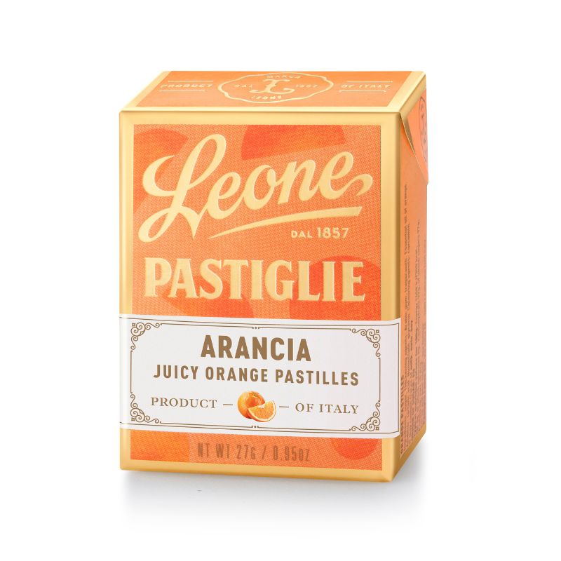 Eine geschlossene Packung Leone Pastillen Orange auf weißem Hintergrund, die das stilvolle Verpackungsdesign und die fruchtig-süßen, glutenfreien Zuckerpastillen präsentiert.